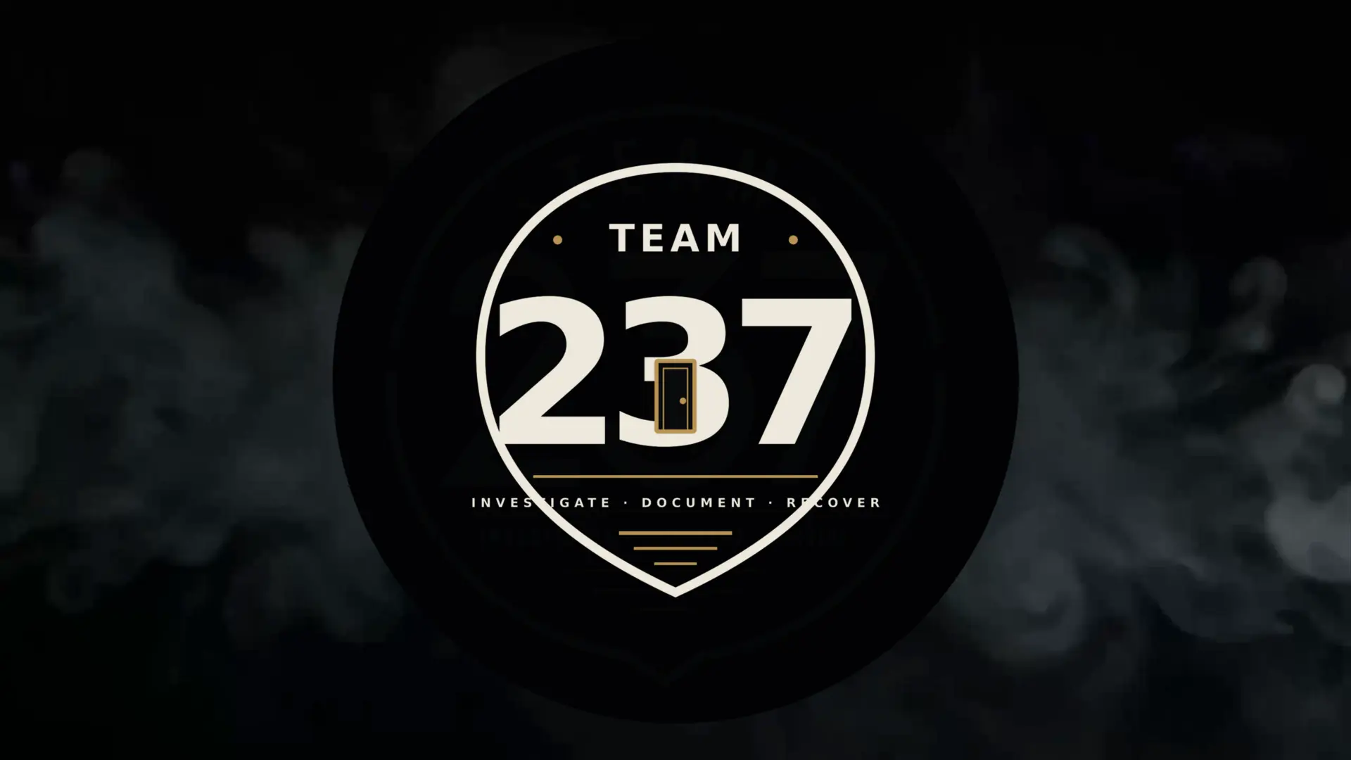 Emblema de Team 237 sobre un paisaje de archivo